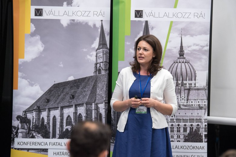 Kozma Mónika igyekszik odafigyelni arra,  hogy mikor mit vesz fel, de egyáltalán nem nevezné magát trendkövetőnek •  Fotó: Facebook/Kozma Mónika