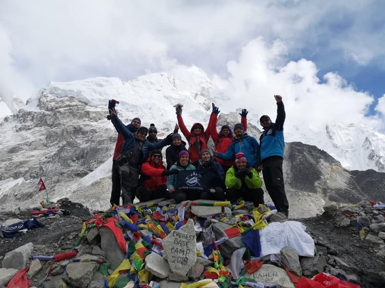 Fent a csúcson a csapat. Az Everest Base 5364 méter magasán •  Fotó: Facebook/Vizoli Zoltán