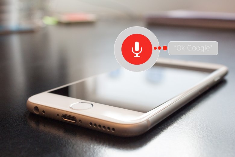 Oké, Google! – erre a jelszóra reagál a telefon és várja a további utasításokat a Google Asszisztens. •  Fotó: Pixabay.com