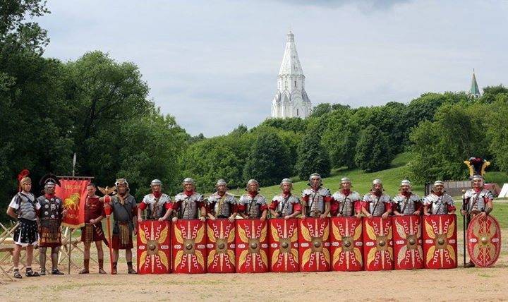 Teljes harci díszben. Fesztiválokon is bemutatják a római katonát 