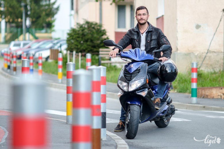 Segítségnyújtás a hobbija. Miklós Imre •  Fotó: Veres Nándor
