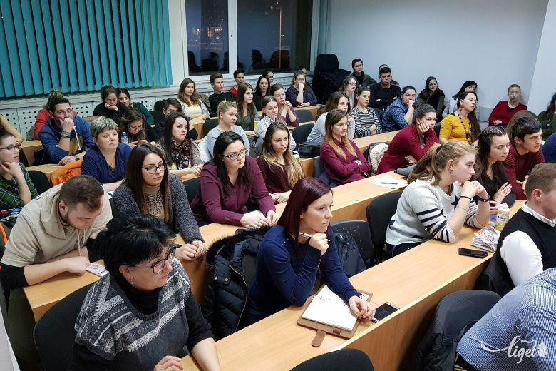 Akik a sikeres női vállalkozókra kíváncsiak: hallgatóság a csíki Sapientián •  Fotó: Rédai Attila