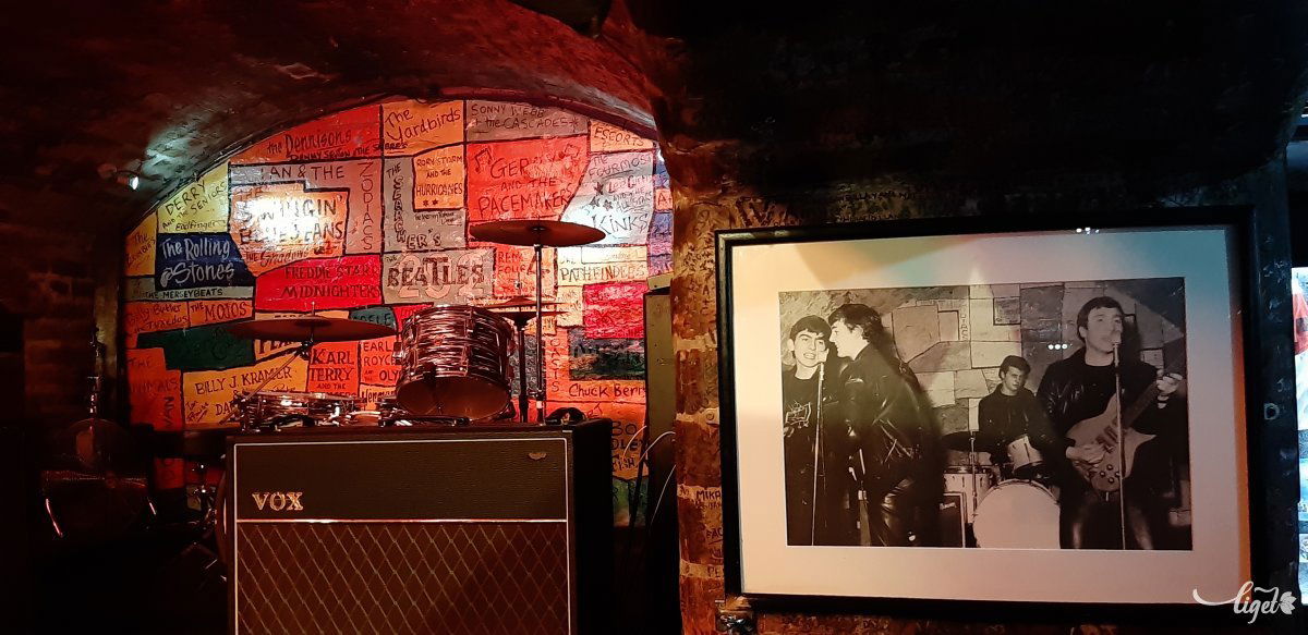 A Cavern jelenlegi színpada, a falon egy jellegzetes, bőrnadrágos koncertfotó 1961-ből •  Fotó: Katona Zoltán