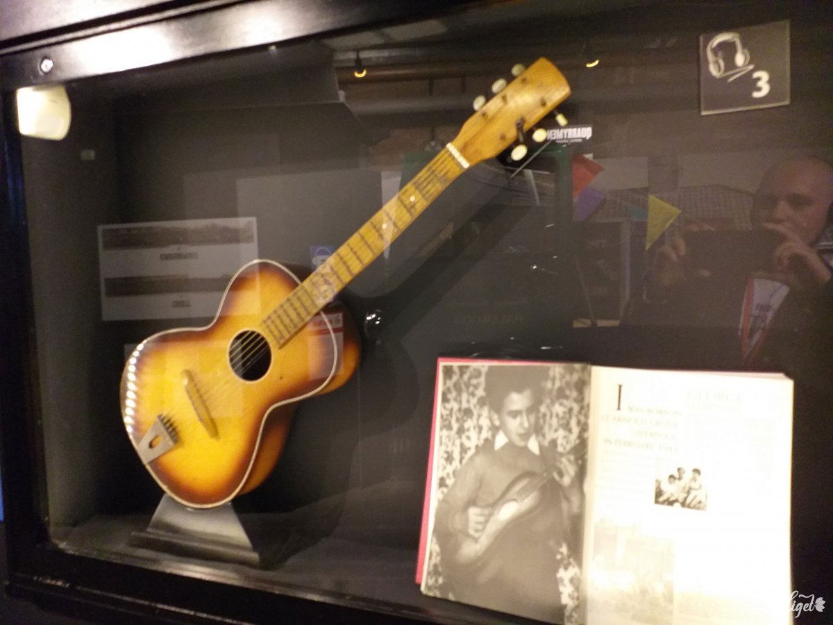 George Harrison gyerekkori gitárja a múzeumban •  Fotó: Bálint Kinga Katalin