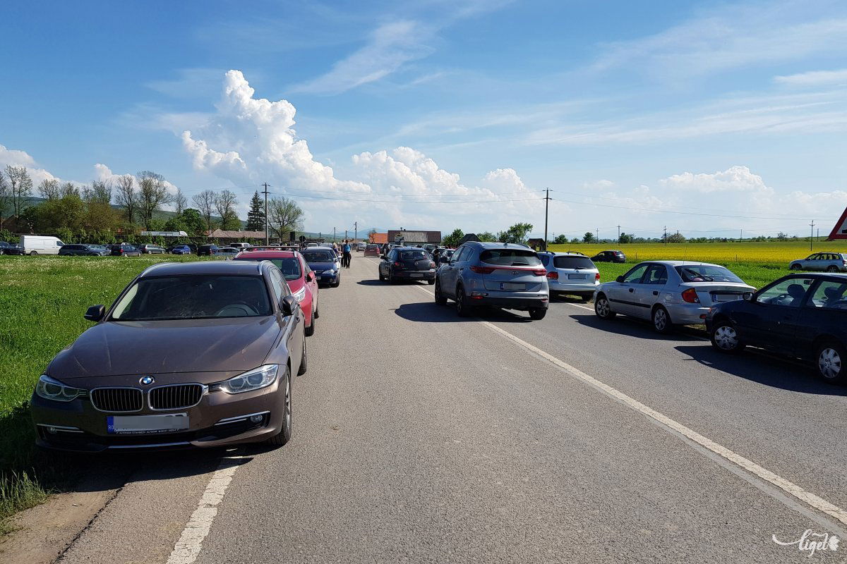 Az országút mentén is parkoltak a járművek •  Fotó: Rédai Attila