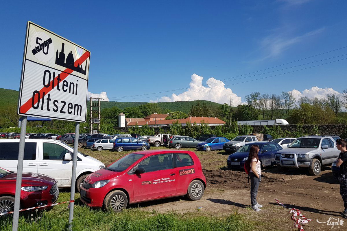 Kijelölt, de nem kiépített parkoló a bejárat közvetlen közelében •  Fotó: Rédai Attila
