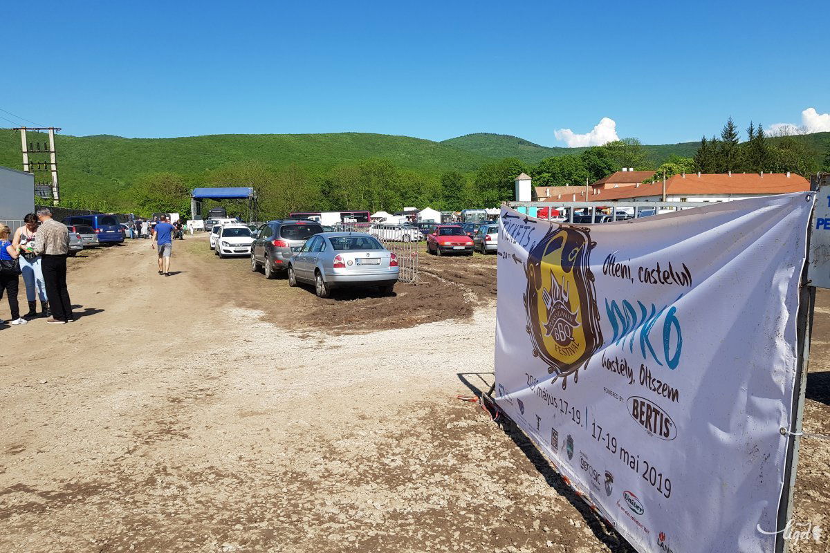 A kerítésen belül is lehetett parkolni •  Fotó: Rédai Attila