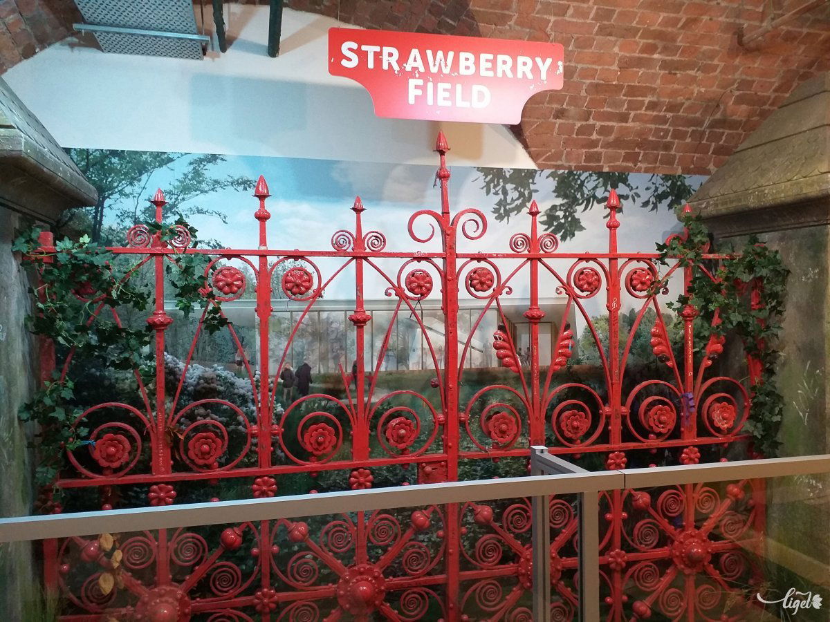 2011-ben vették le az eredeti helyéről, 2017 óta a múzeumban van a Strawberry Field híres piros vaskapuja •  Fotó: Bálint Kinga Katalin