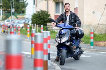 Ha szükség van rá, robogóra pattan, és segít