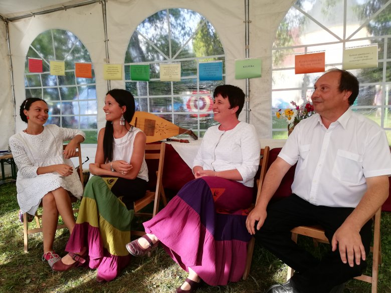 Az Ádám család: Julcsi, Rebeka, Katalin és Gyula •  Fotó: Péter Beáta