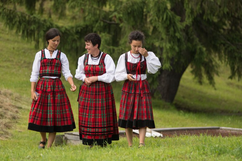 Családi csoportkép: Rebeka, Katalin, Julcsi, a fotós pedig Gyula •  Fotó: Ádám Gyula