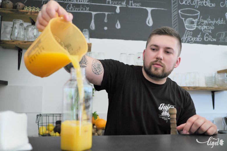 Fontos, hogy minél több nyers gyümölcsöt, zöldséget fogyasszunk, s ennek egyik leghatékonyabb módja a kipréselt lé ivása •  Fotó: Veres Nándor