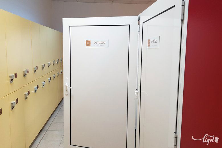 Elektronikusan nyitható, előre kijelölt szekrényekbe pakolhatunk a kissé szűkös, koedukált öltözőben •  Fotó: Rédai Attila