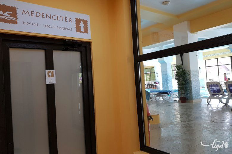 Átjáró a medencetérbe, ahol a kicsiny, de zárt zuhanyzó is van •  Fotó: Rédai Attila