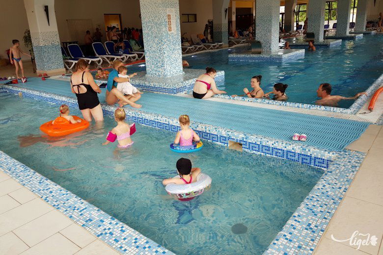 A gyerekmedence tényleg bejön a kicsinyeknek •  Fotó: Rédai Attila