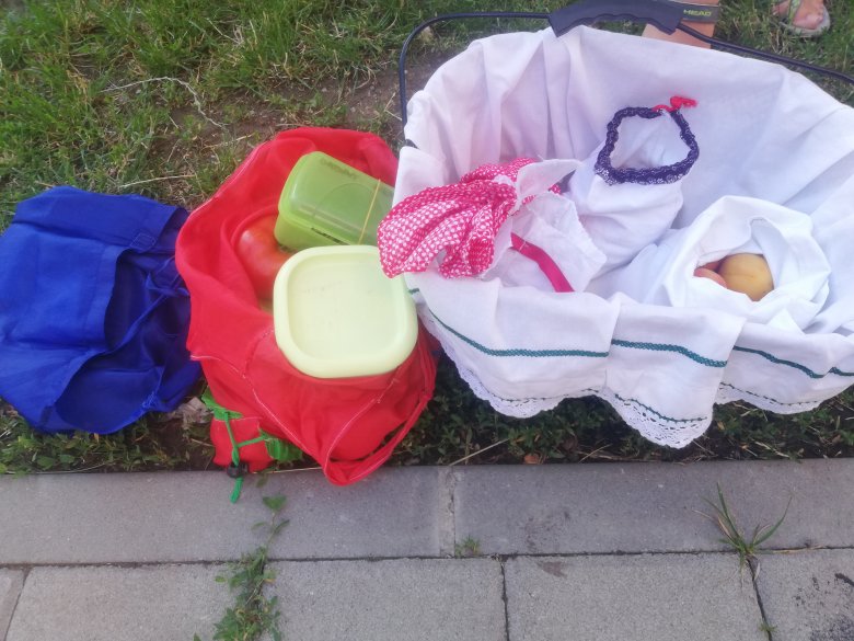 Dobozokba, szatyrokba, szütyőkbe, kosárba pakolt élelmiszer •  Fotó: Péter Beáta