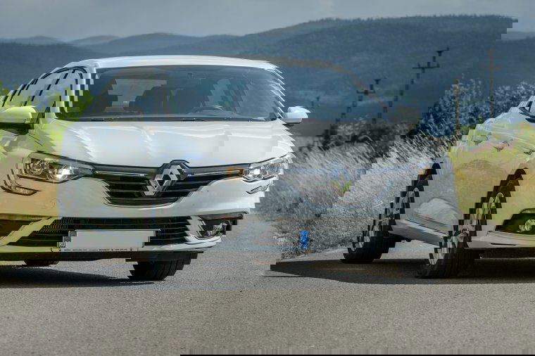 Örömmel vállalható „egyszínűség”: Renault Mégane Sedan Business