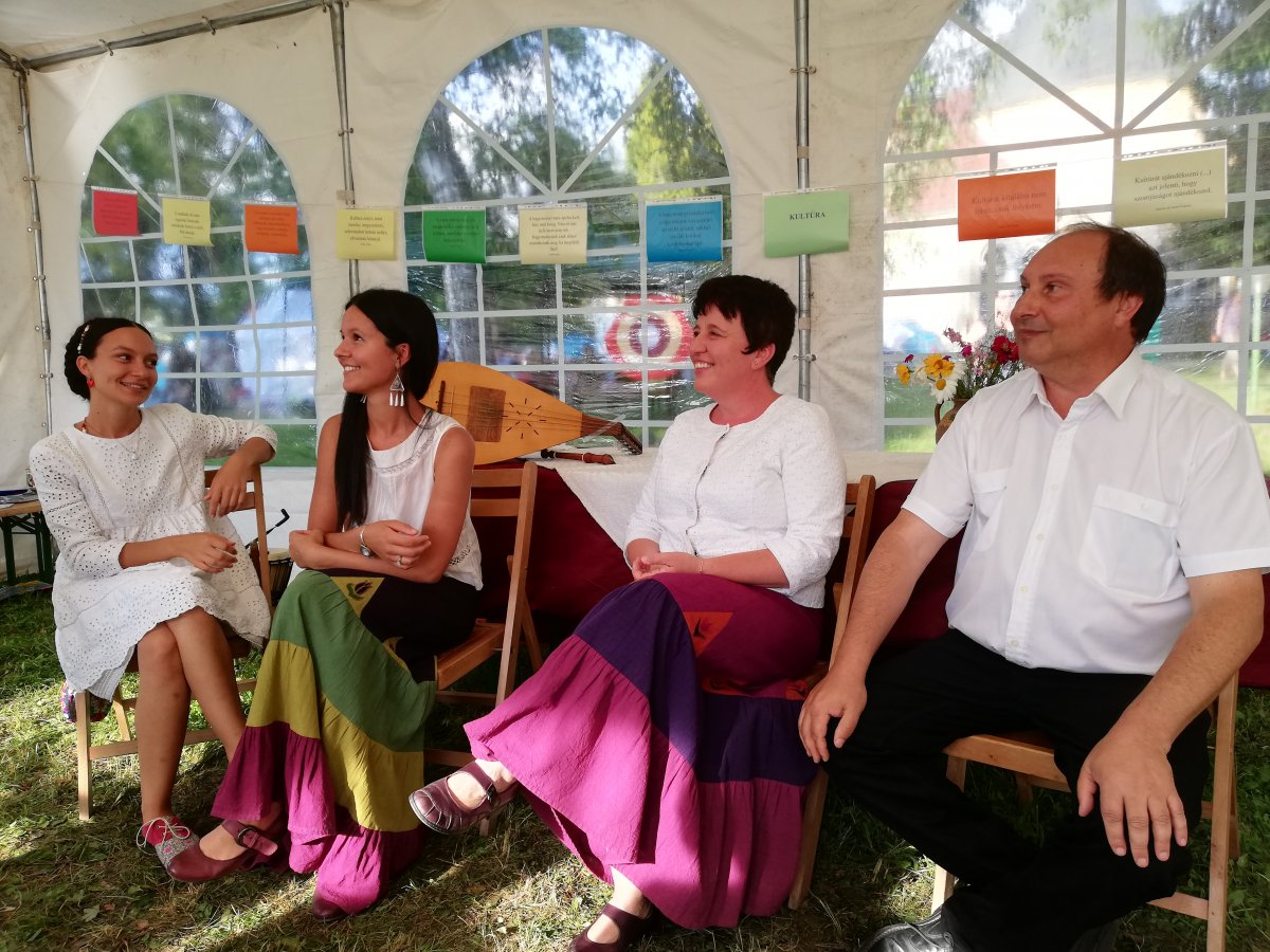 Az Ádám család: Julcsi, Rebeka, Katalin és Gyula •  Fotó: Péter Beáta