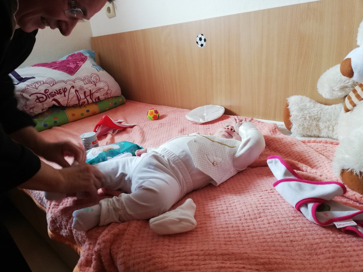 Jó helyre kerültek az ajándékba vitt pici zoknik •  Fotó: Péter Beáta