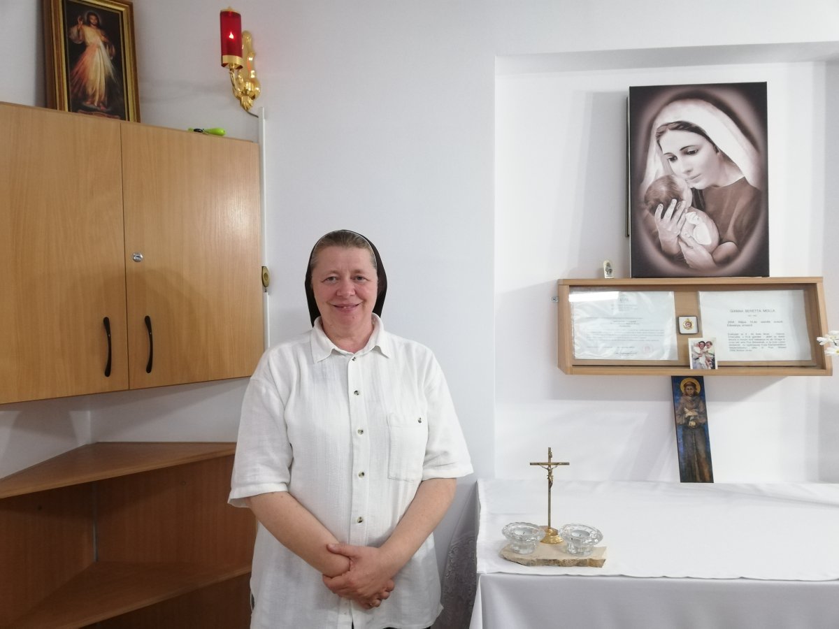 Regina nővér az otthon kápolnájában •  Fotó: Péter Beáta