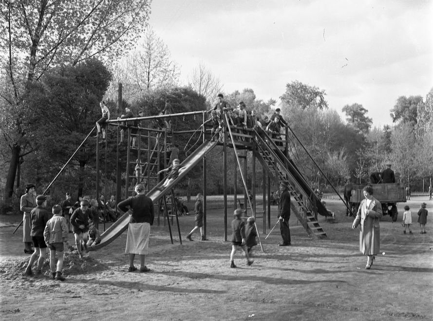 A mászókák, csúszdák mindig is fontos elemei voltak a játszótérnek - Budapest, 1938 •  Fotó: Forrás: Fortepan