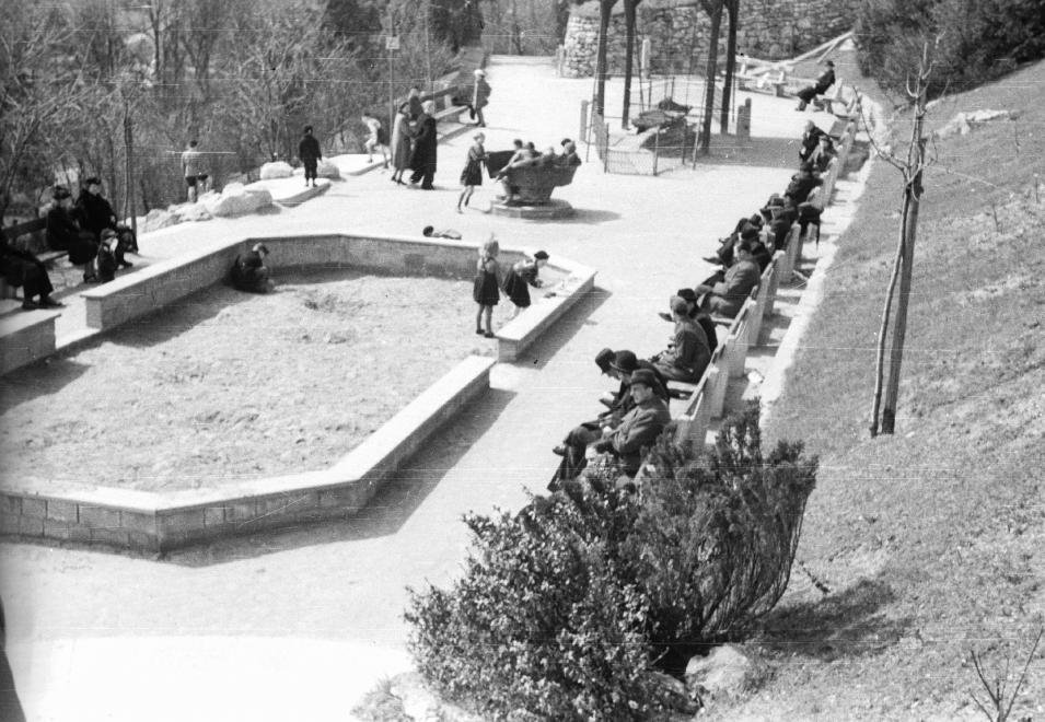 A homokozó is része a játszótérnek - Budapest, 1940 •  Fotó: Forrás: Fortepan