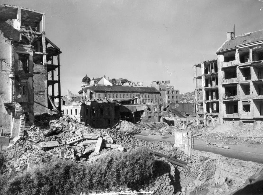 A budapesti Hattyú utca 1945-ben, szemben a Budai Apolló mozi romja. Ma  játszótér van a helyén •  Fotó: Forrás: Fortepan