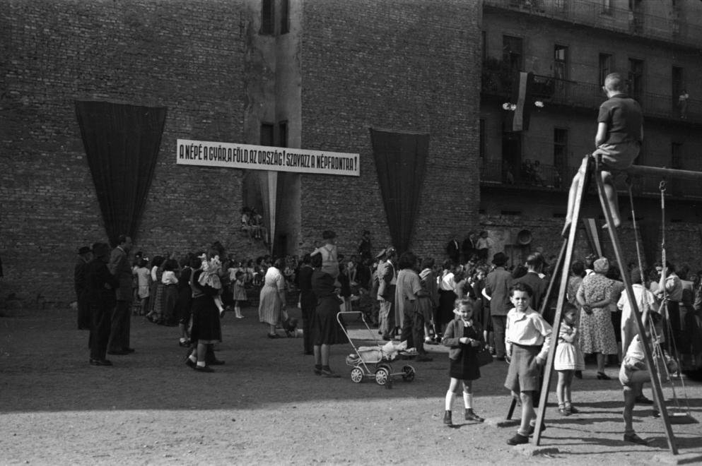 A Kinizsi utcai foghíj telek a Közraktár utcánál Budapesten 1949-ben. A hinta állványa is kitűnő mászóka volt •  Fotó: Forrás: Fortepan