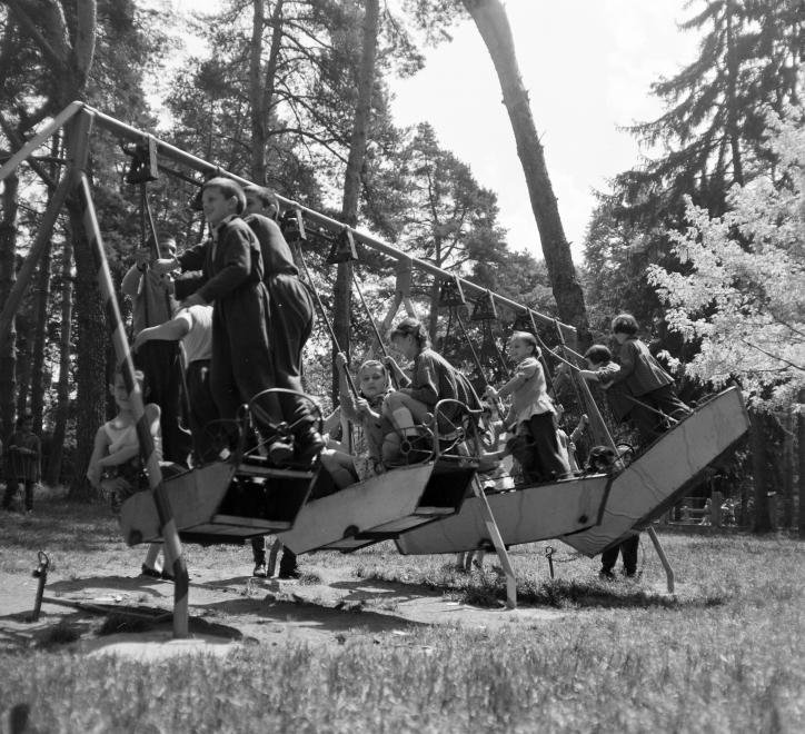 Ó, azok a csónakhinták. 1960 •  Fotó: Forrás: Fortepan