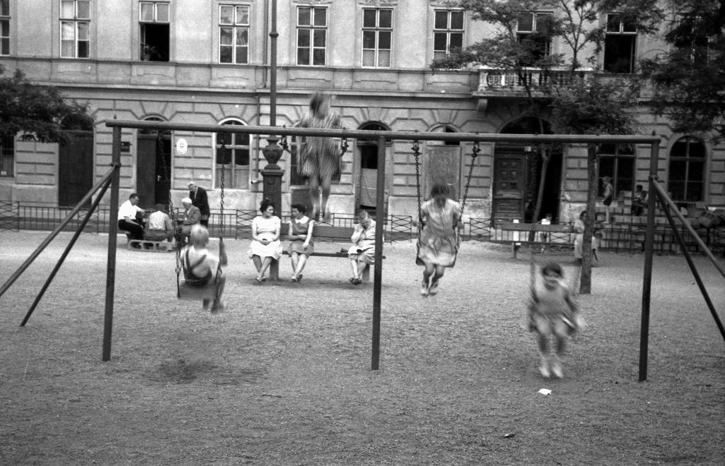 Nem csak a gyermekek, az anyukák találkozási helye is. 1964 •  Fotó: Forrás: Fortepan