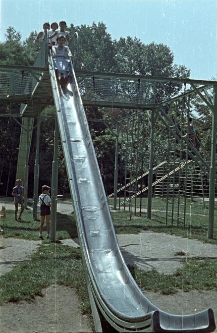 Tűző napon nem volt kellemes lecsúszni. Kolozsvár, 1968 •  Fotó: Forrás: Fortepan