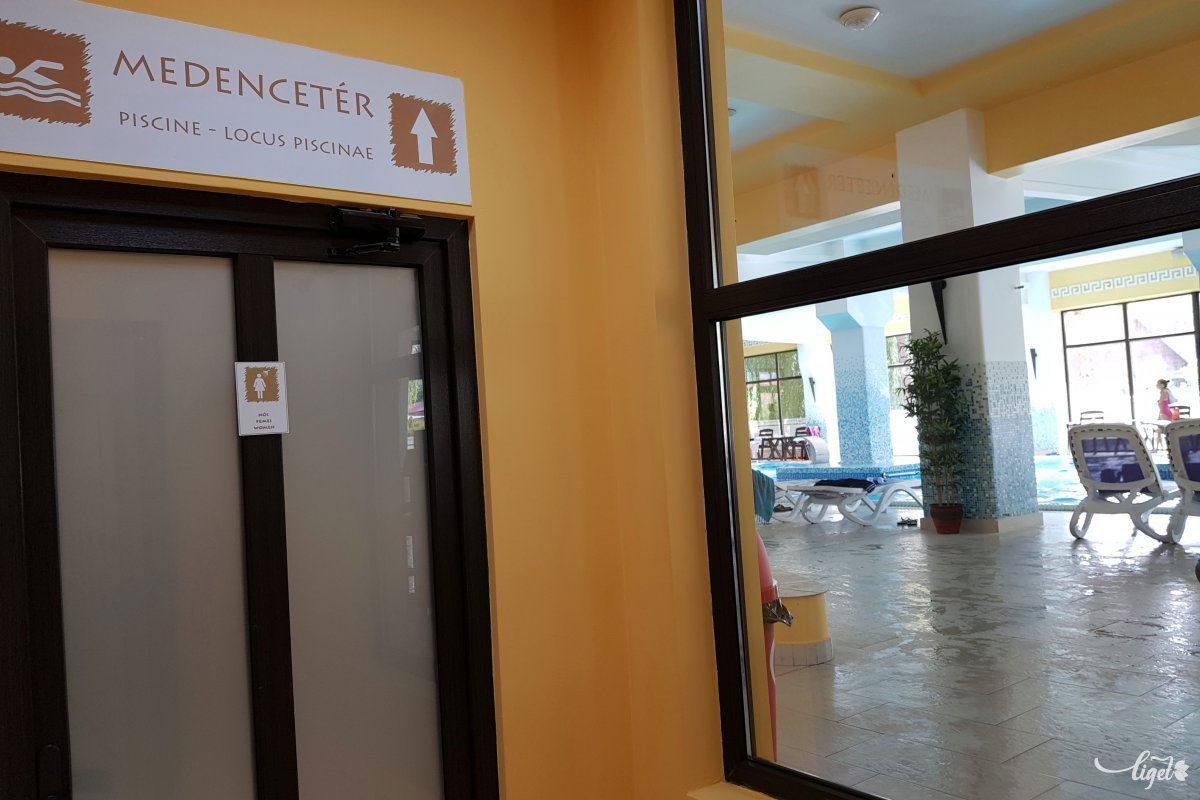 Átjáró a medencetérbe, ahol a kicsiny, de zárt zuhanyzó is van •  Fotó: Rédai Attila