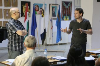A zenész nem utazik frakkban a villamoson