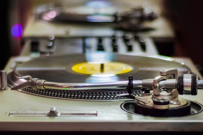 Az első DJ-k még bakelitlemezeken játszottak. Még ma is népszerűek sok előadó körében •  Fotó: • Forrás: Pixabay.com