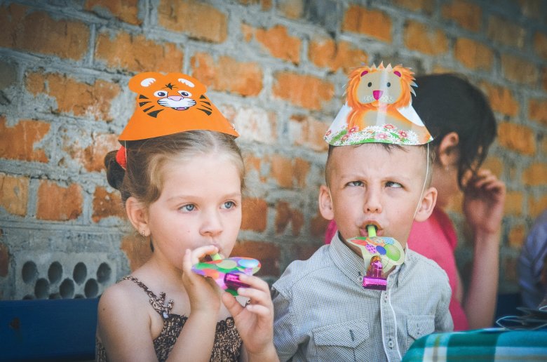 Közösségi eseményeken más gyerek is rákerülhet a fotóra, nem csak a sajátunk, ezért kérdezzük meg a szülőket, hogy szívesen látnák-e viszont a képet a közösségi hálón •  Fotó: Pixabay