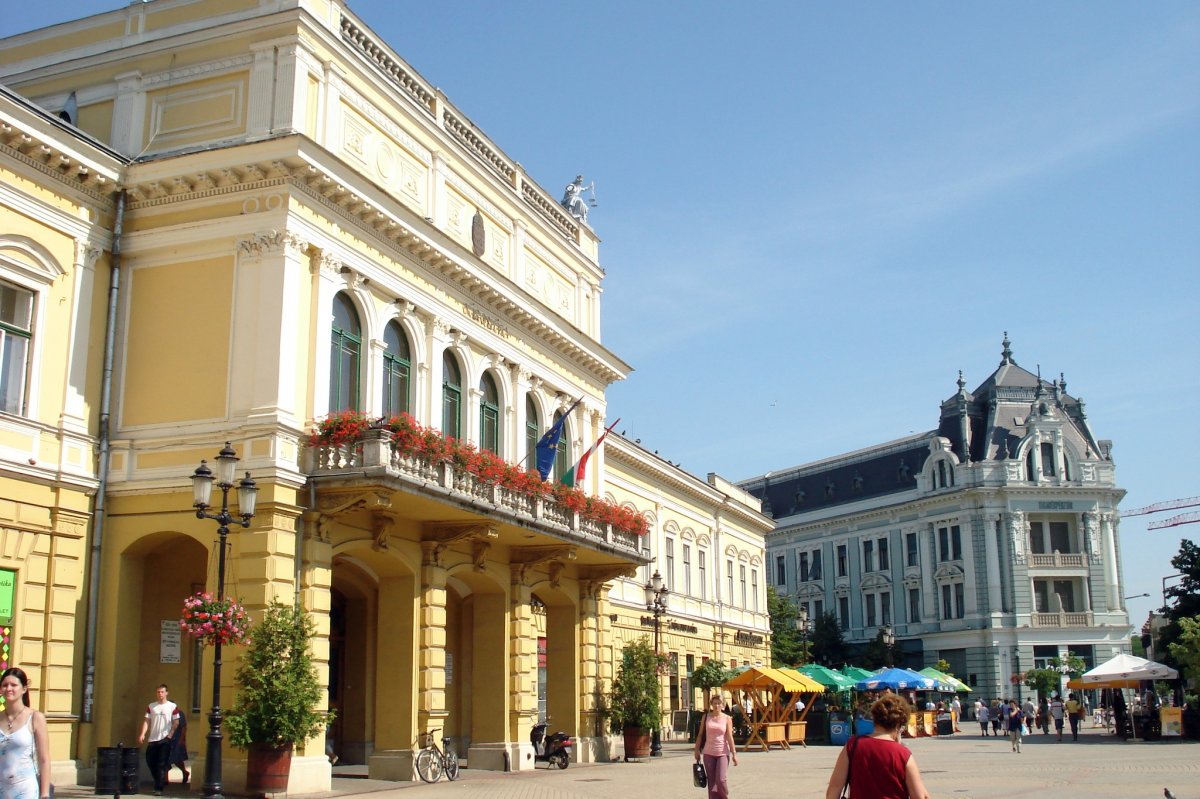 A Kossuth tér a nyíregyházi Városházával •  Fotó: Wikipédia