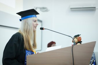 „Hallgatni arany, beszélni ezüst” – Kántor Melinda coach, színész a nyilvános beszéd nehézségeiről