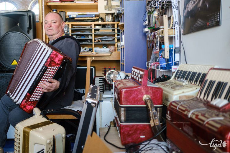 Küsmődi Zoltán kilencéves korától harmonikázik •  Fotó: Veres Nándor