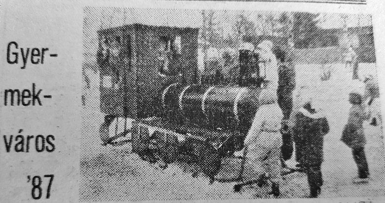 A téli vakációra gyerekvárost építettek a csíkszeredai akkori Május 1. parkba (Hargita napilap, 1987 decembere) •  Fotó: Forrás: Kájoni János Megyei Könyvtár