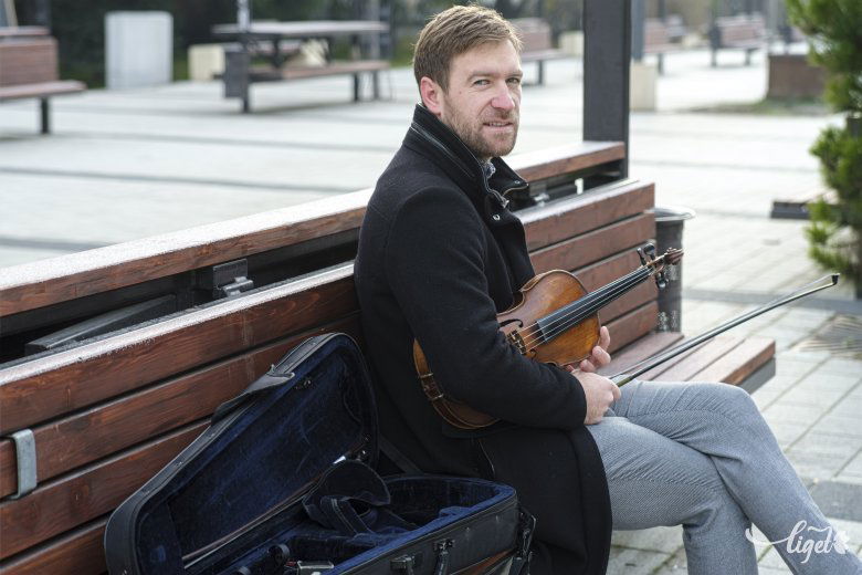 Hunor és a szeretett hegedűje •  Fotó: Veres Nándor