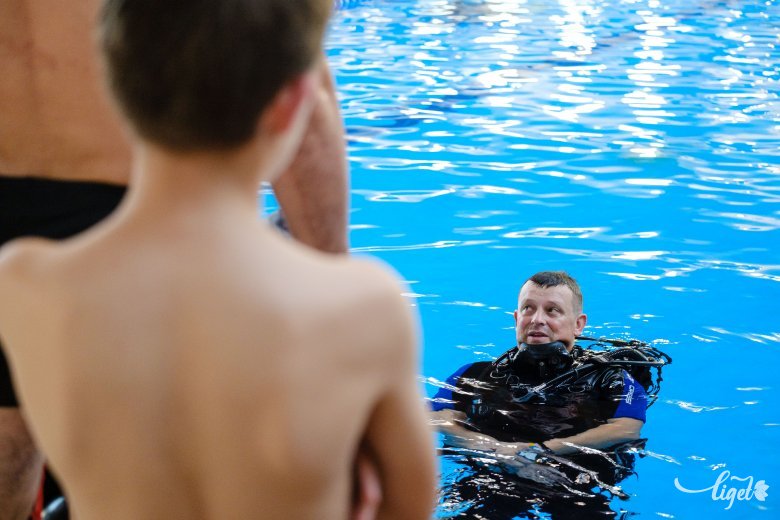 Egy medencében is lehet jó élményeket kapni - mondja a székelyudvarhelyi búvároktató •  Fotó: Veres Nándor