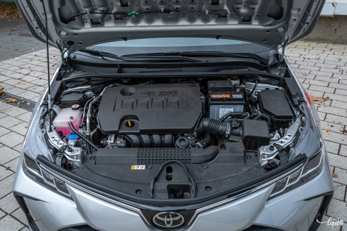 Egyszerűségében nagyszerű a négyhengeres, turbómentes benzinmotor •  Fotó: Pinti Attila