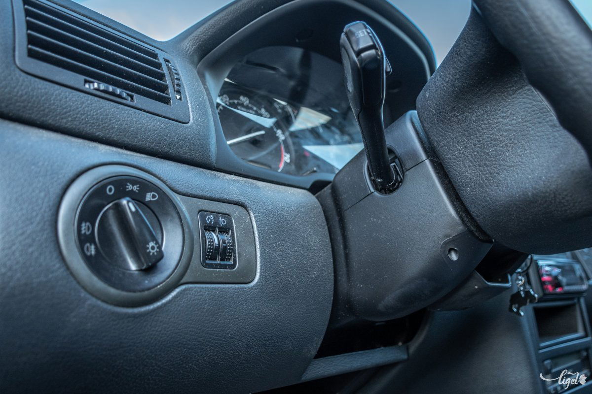 A Volkswagen alkatrészraktárából származó elemekből építkezik a beltér •  Fotó: Pinti Attila