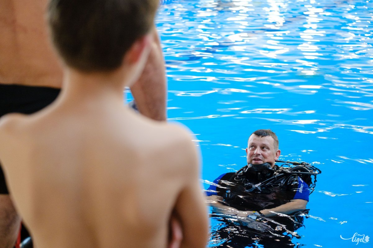 Egy medencében is lehet jó élményeket kapni - mondja a székelyudvarhelyi búvároktató •  Fotó: Veres Nándor