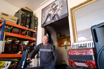 Küsmődi zenél. Ha a muzsikusnak dalból van a lelke