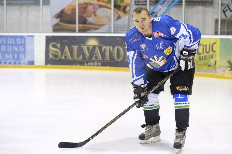 Hobbi szinten hokizik,  de lelkes támogatója is a sportnak •  Fotó: Veres Nándor
