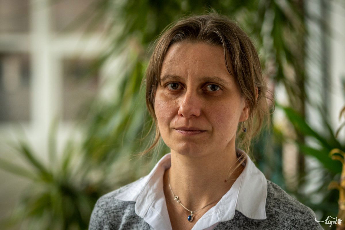Zöldi Emese csíkszeredai klinikai szakpszichológus. Fontos, hogy a betegek hozzátartozói magukra is figyeljenek, saját határaikat is fel kell állítsák •  Fotó: Pinti Attila