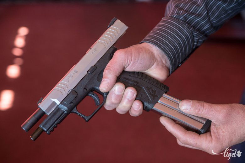 A fegyvertartás nagy felelősségtudatot igényel – mondja a csíkszeredai lövészetoktató •  Fotó: Veres Nándor