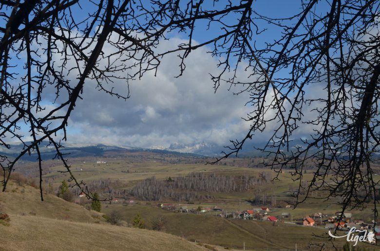 A távolban a Nagyhagymás égbeszökő mészkőszirtjei •  Fotó: Jánosi Csaba