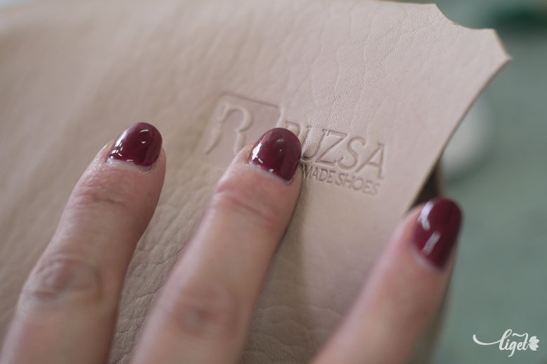 Nem olcsó mulatság egyedi, kézműves bőrcipőben róni az utcákat •  Fotó: Veres Nándor